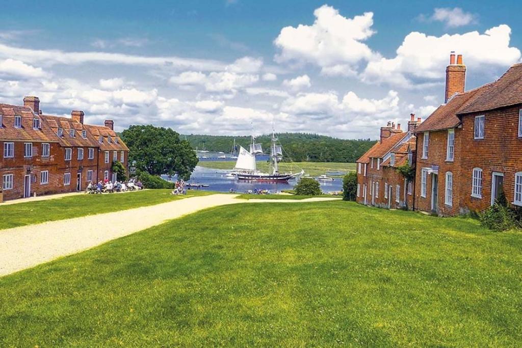 Stunning Luxury Apartment In Central Lymington Eksteriør bilde